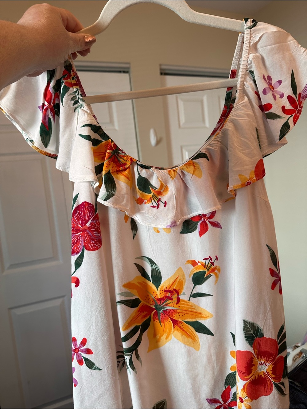 Women’s Old Navy Bold Floral Flutter Sleeve Ruffle Neck Cream Tank Top Sz: M EUC
